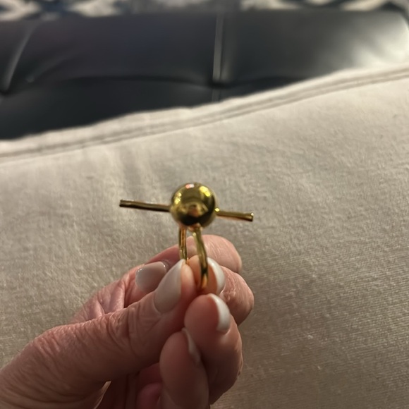 Elegant Gold-Tone Ring - Picture 4 of 6